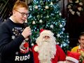 41 uczeń śpiewa do mikrofonu obok siedzi gwiazdor