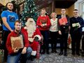 42 uczniowie razem z nauczycielką stoją obok gwiazdora