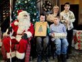 49 uczniowie razem z nauczycielką stoją obok gwiazdora