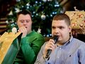 50 uczeń spiewa do mikrofonu obok siedzi jego kolega
