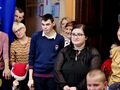 6 nauczycielki oraz uczniowie stoja na holu szkoły
