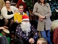 7 nauczycielki oraz uczniowie siedza na schodach