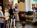 9 uczniowie spiewaja i graja na instrumentach pani gra na akordeonie