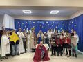 1.uczniowie biorący udział w jasełkach pozują do zdjęcia w strojach stojąc na scenie w sali wiejskiej w Konarzewie