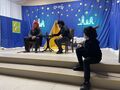 5.jasełka na sali wiejskiej w Konarzewie diabły siedzą na scenie w tle granatowe niebo z gwiazdami