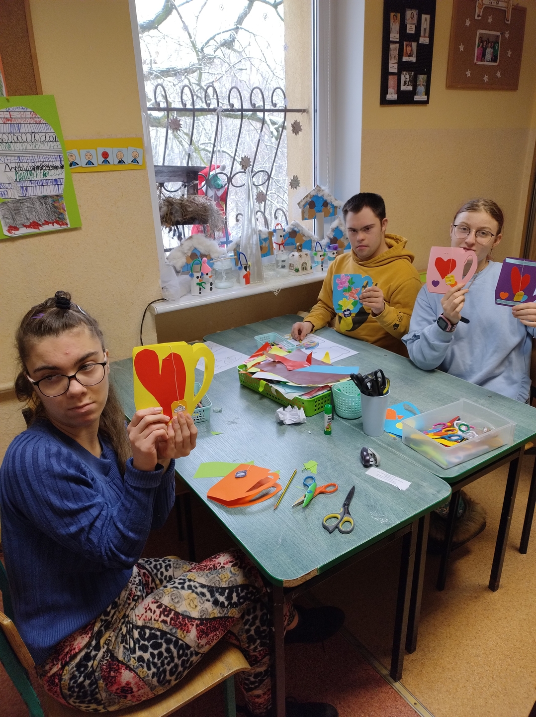 uczniowie pokazują gotowe laurki gorące kubki z papieru