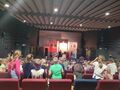 Zakończenie przedstawienia, uczniowie i nauczyciele siedzą w kinie, zdjęcie z tyłu sali kinowej