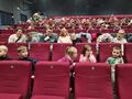 Zdjecie 4 Zadowolone dzieci siedzą w sali kinowej