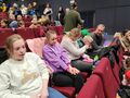 Zdjęcie 1 dzieci zajmują miejsce w sali kinowej