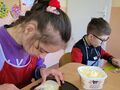 1. Uczniowie smarują chleb masłem 