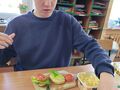 4. Uczeń robi kolorowe kanapki 