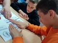3. Wychowankowie tworzą tablicę informacyjną z symbolami. 