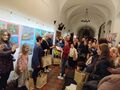 wreczenie dyplomu dziewczynce podczas wernisażu