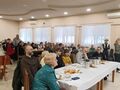 13.jury konkursu siedzi przy stole na sali w tle uczestnicy konkursu siedzą przy stołach