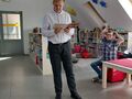 Zdjęcie przedstawia chłopca który czyta wiersz 