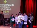 uczniowie odbierają dyplom wyróżnienia na scenie