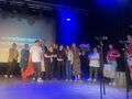 grupa teatralna odbiera nagrody za występ