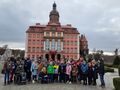 1.uczniowie pozują do zdjęcia przed wejściem do Zamku Książ