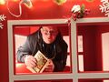 12. uczeń wygląda przez okno świątecznego pociągu w jednym z korytarzy zamku