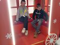 14. uczniowie siedzą w wagonie świątecznego pociągu w jednym z korytarzy zamku