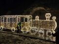 15.iluminacja świetlna złoty pociąg uczniowie stoją na schodach pociągu