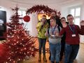 4.uczniowie pozują do zdjęcia w sali zamku świąteczna dekoracja sali w kolorze czerwonym