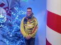 5.uczeń stoi w korytarzu zamku przy choince
