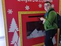 6.uczeń wrzuca list do św. Mikołaja do czerwonej skrzyni w jednej z sal zamku