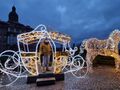 9. iluminacja świetlna karoca z rumakiem uczeń stoi we wnętrzu karocy na dziedzińcu zamku