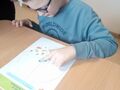 uczeń wypełnia kartę pracy 2
