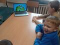 uczniowie oglądają film edukacyjny
