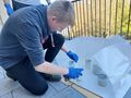 4. Uczeń maluje farbą w sprayu metalowe puszki 