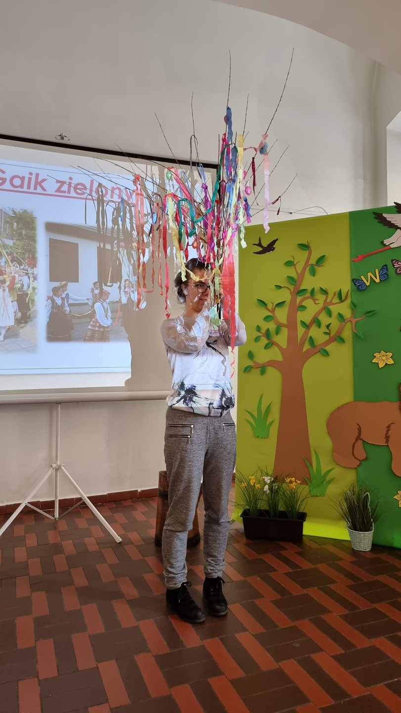 Uczennica prezentuje zielony gaik 1