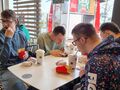 Uczniowie jedzą posiłek w McDonalds 1