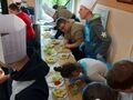 3. Uczniowie przygotowują kanapkę 