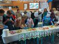 5. Uczniowie podczas robienia szaszłyków 