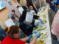 6. Uczniowie podczas robienia wiosennych kanapek 