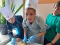 7. Uczniowie podczas krojenia owoców 