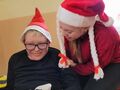 6. Uśmiechniete dzieci w czapkach mikołajkowych 