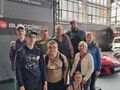 grupa uczniow pozująca z prezenterem stacji TVN Turbo