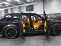 samochód wystawiony na targach motoryzacyjnych