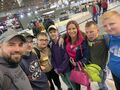 uczniowie pozują do zdjęcia z Karoliną Pilarczyk