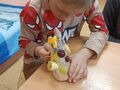 2. Uczeń pracuje nad owocową choinką 