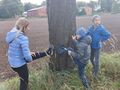 2. Uczniowie rozciągają się przy drzewie 