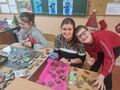 11. Uczniowie z nauczycielką ozdabiaja pierniki 