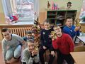 13. Uczniowie prezentują paczuszki z piernikami 