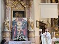 2. Ksiądz wygłasza kazanie dla uczestników pielgrzymki