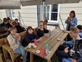 5. Uczniowie i nauczycielka podczas krótkiego odpoczynku i posiłku 