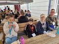 6. Uczniowie podczas krótkiego odpoczynku i posiłku 