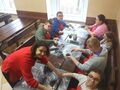 uczniowie wraz z nauczycielkami wałkują ciasto